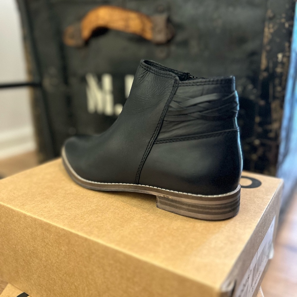 Genuine leather Handmade ankle booties.